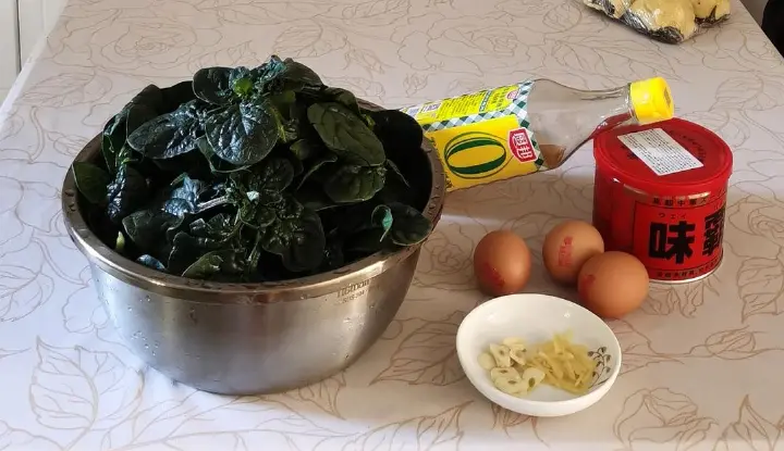 菠菜炒鸡蛋 第 1 步