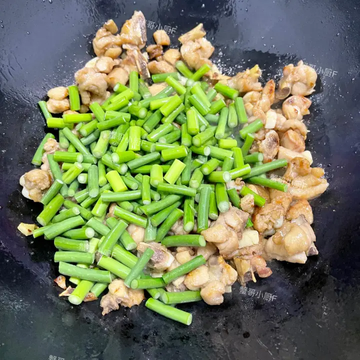 蒜苔炒鸡块 第 6 步
