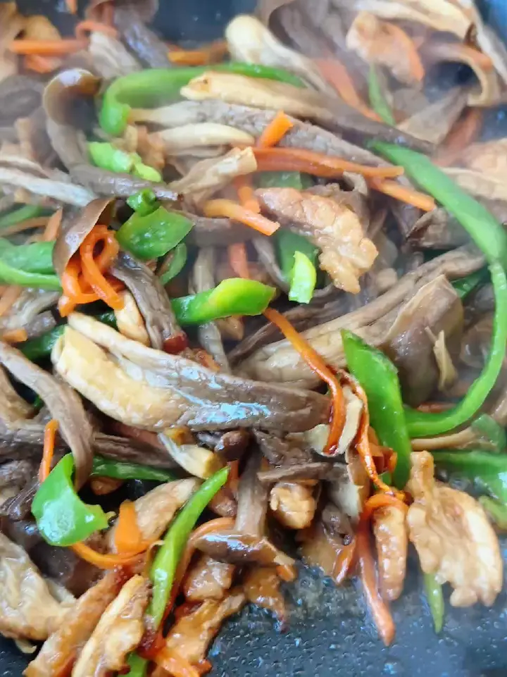 鹿茸菇炒肉 第 4 步