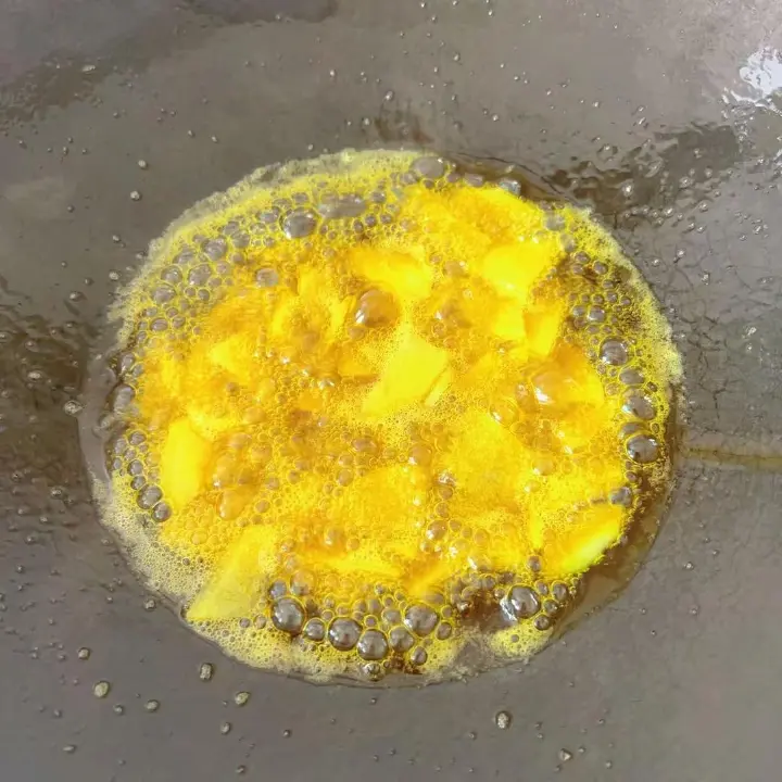 蚕豆米烧乌鸡 第 3 步