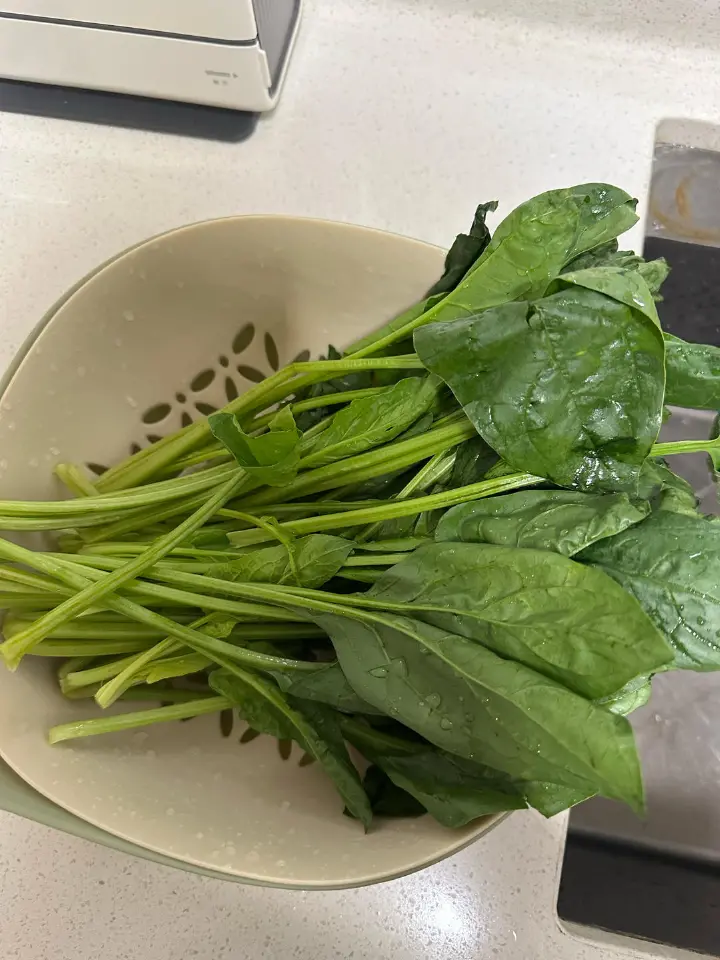 白灼菠菜 第 1 步