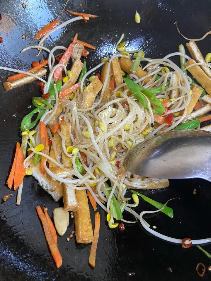 黄豆芽炒油豆腐 第 7 步