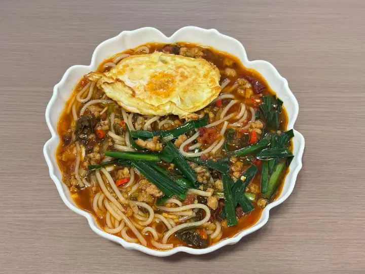 酸菜肉末米线 第 10 步