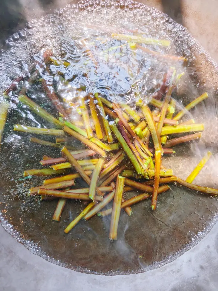 蕨菜炒腊肠 第 2 步