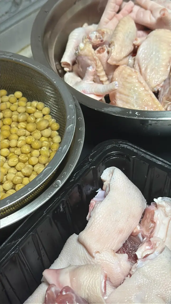 黄豆焖鸡爪猪蹄 第 3 步