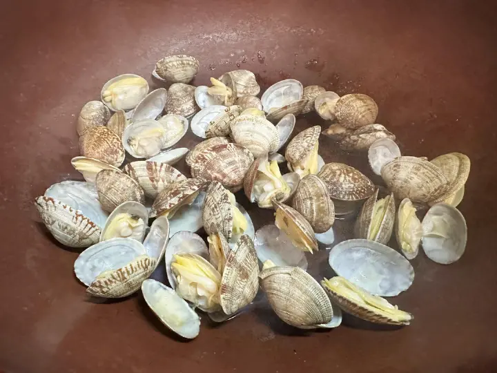 鹅蛋菌花蛤炒丝瓜 第 5 步