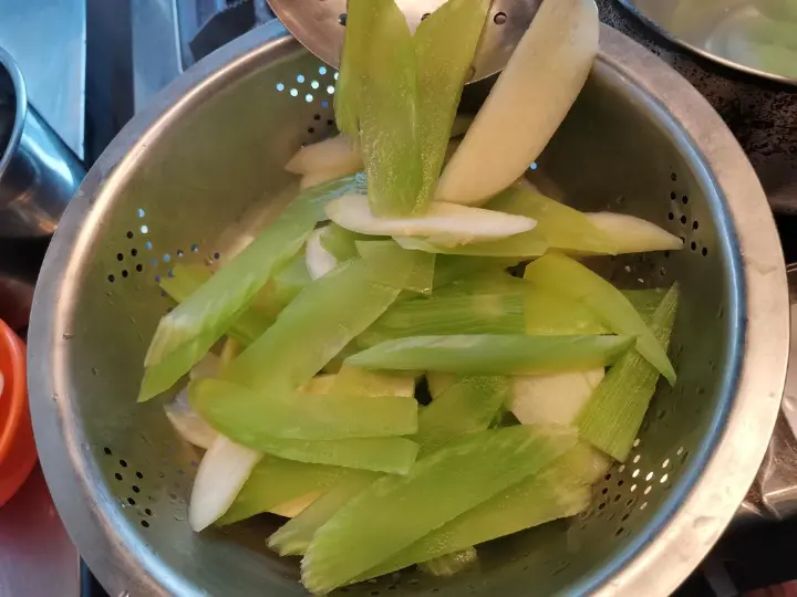 培根炒莴笋茭白 第 5 步