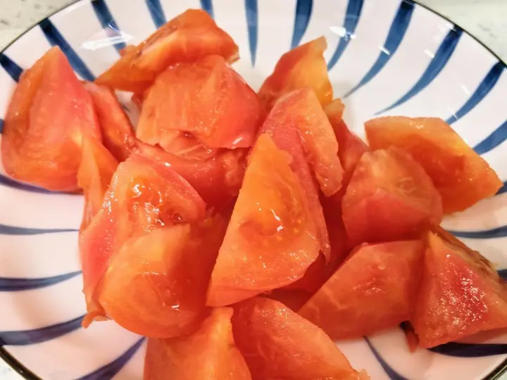 西红柿焖三角豆腐 第 1 步