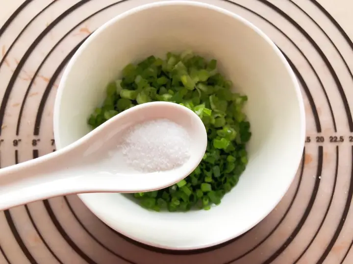 饺子皮葱油饼 第 2 步
