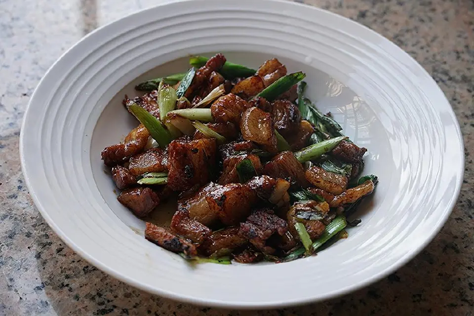 五花肉炒蒜苗成品图