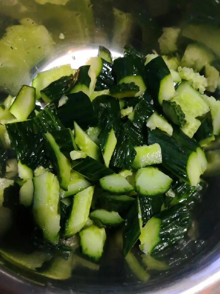 凉拌黄瓜豆腐干 第 2 步