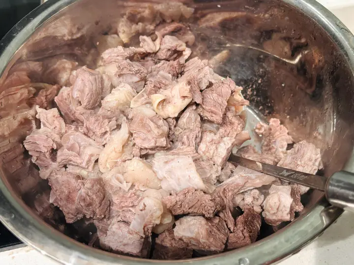 土豆牛腩炖虎皮辣椒 第 1 步