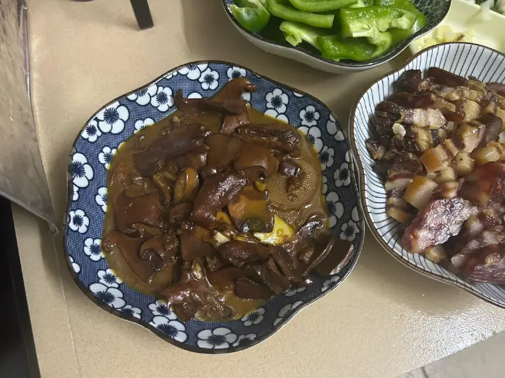 青椒牛肝菌炒腊肉 第 10 步