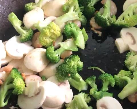 番茄虾仁意面 第 4 步