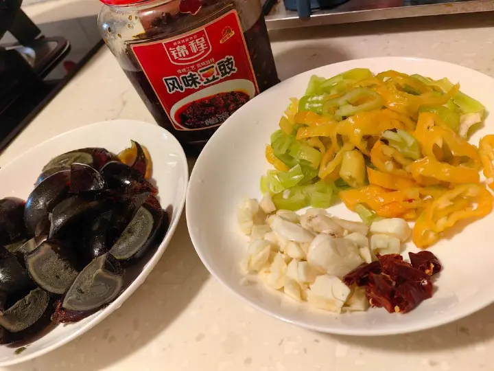 青椒炒皮蛋 第 1 步