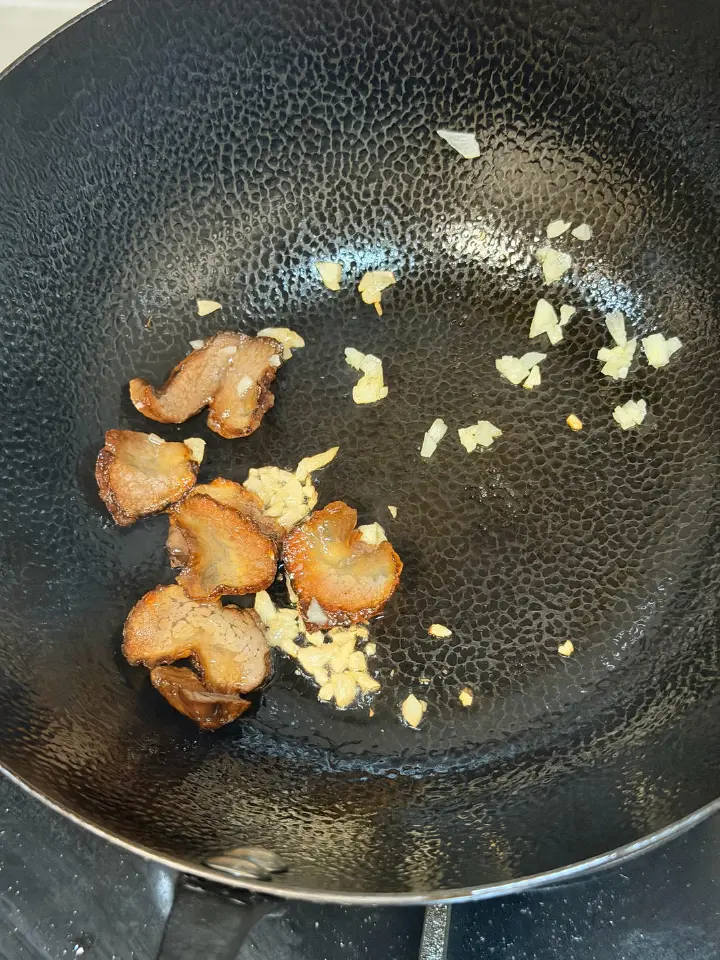 咸肉蚕豆炖河虾 第 2 步