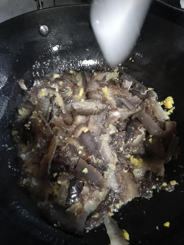 海参炒酸萝卜 第 4 步