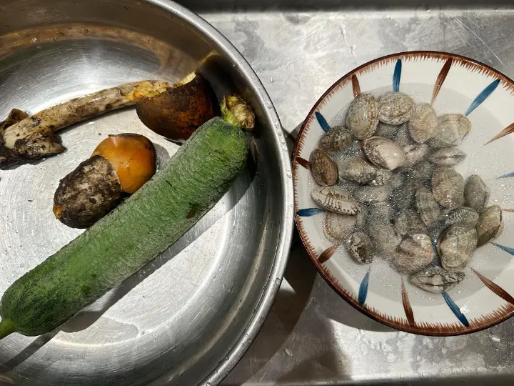 鹅蛋菌花蛤炒丝瓜 第 1 步