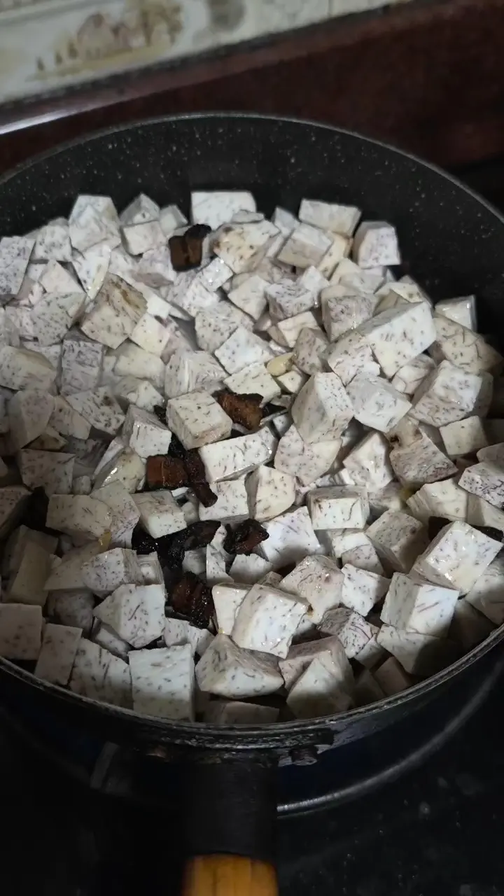 腊肉炒芋头 第 2 步