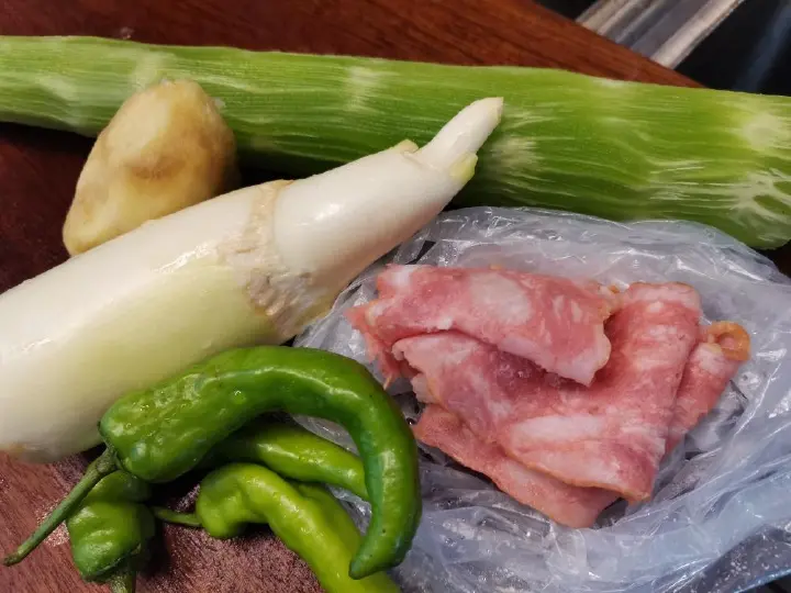 培根炒莴笋茭白 第 1 步