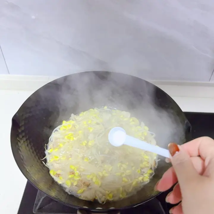 黄豆芽炖粉条 第 4 步