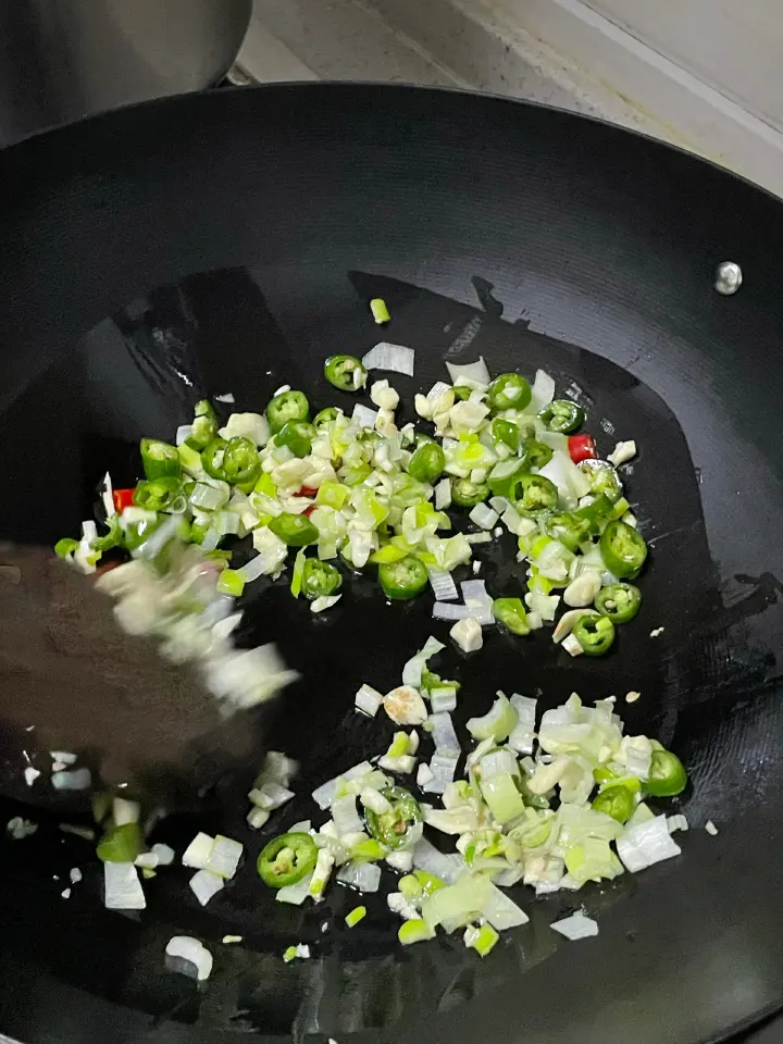 酸菜炒粉皮 第 4 步