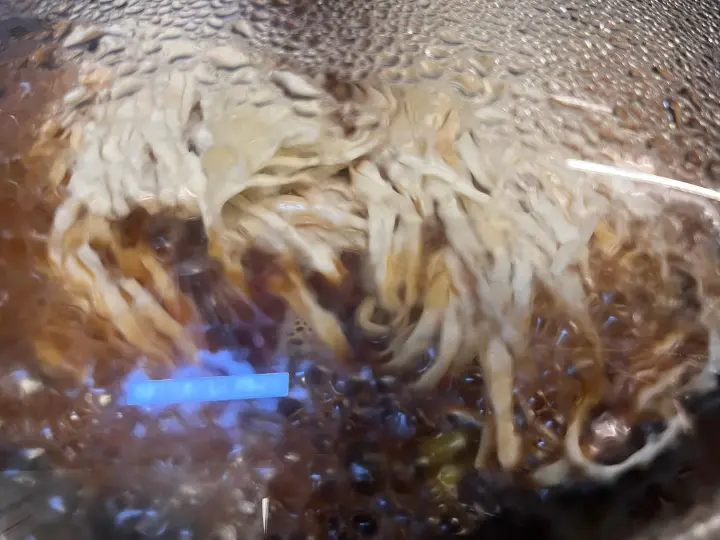 蒜苔腊肠焖面 第 13 步