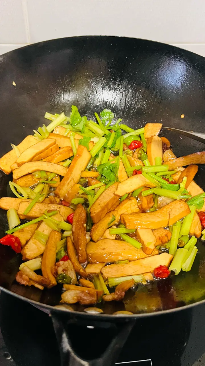 芹菜炒香干 第 6 步