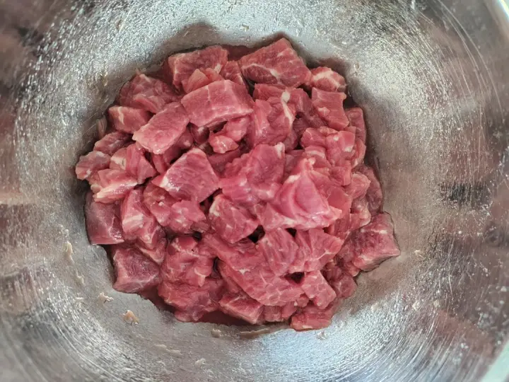 黑椒杏鲍菇牛肉粒 第 2 步