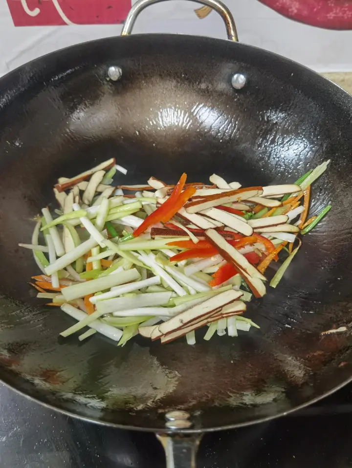 家常小炒肉丝 第 4 步