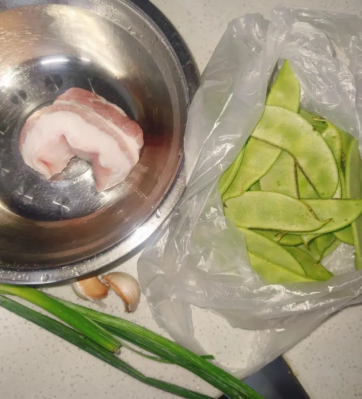 扁豆炒五花肉 第 2 步