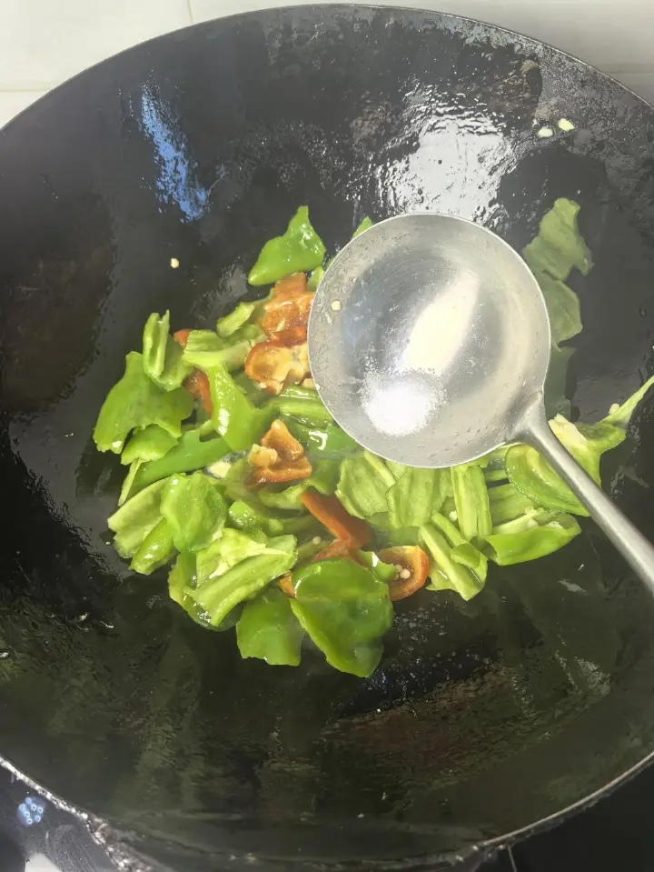 辣椒炒鸡蛋 第 8 步