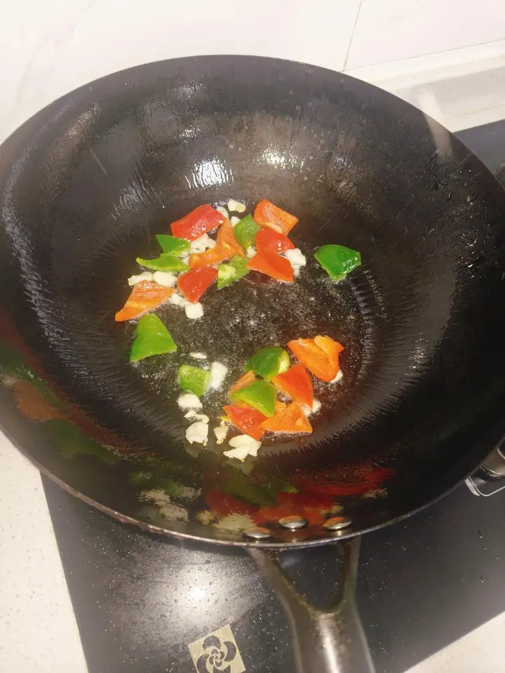 彩椒炒豆腐干 第 3 步