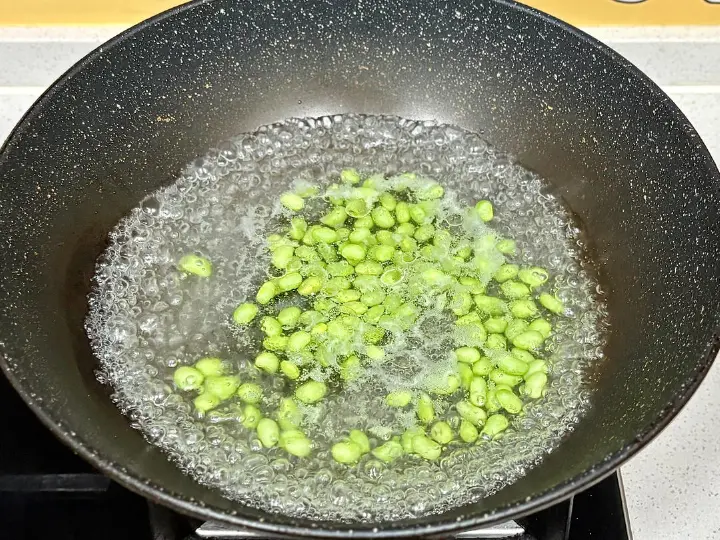 茭白毛豆炒肉丝 第 3 步