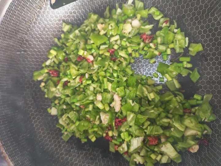 蒜苔鸡肉丁 第 9 步