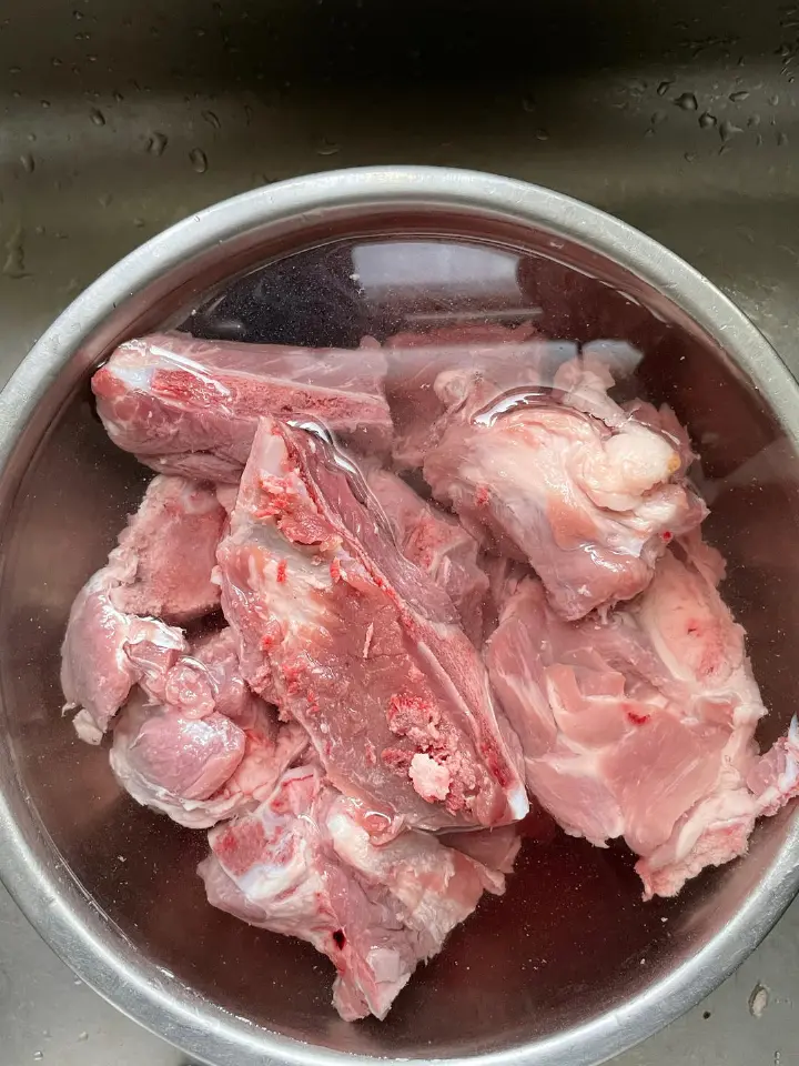 东北酸菜炖棒骨 第 1 步