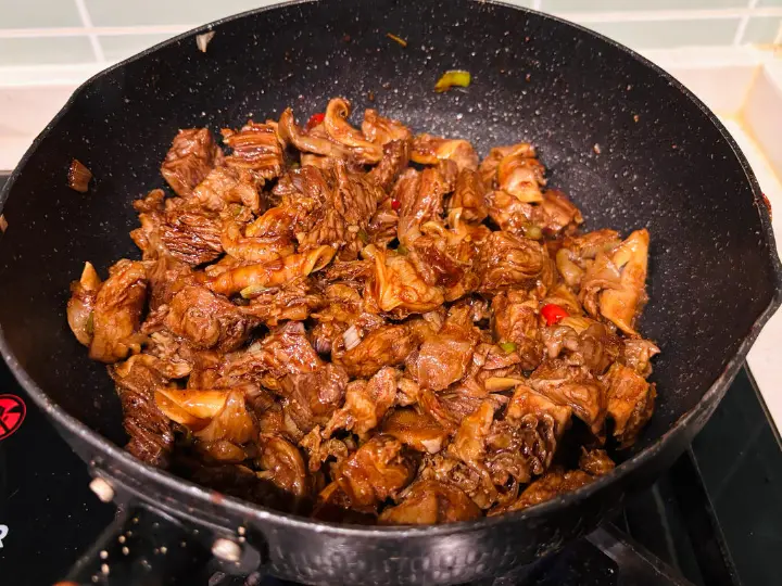 土豆牛腩炖虎皮辣椒 第 7 步