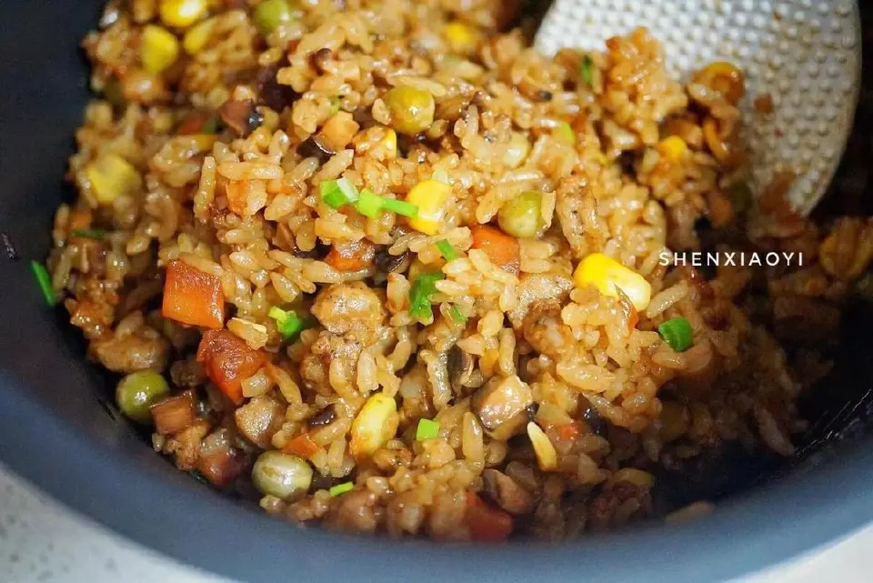 香肠香菇焖饭成品图