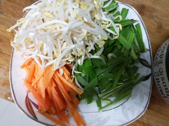 韭菜豆芽炒粉丝 第 1 步