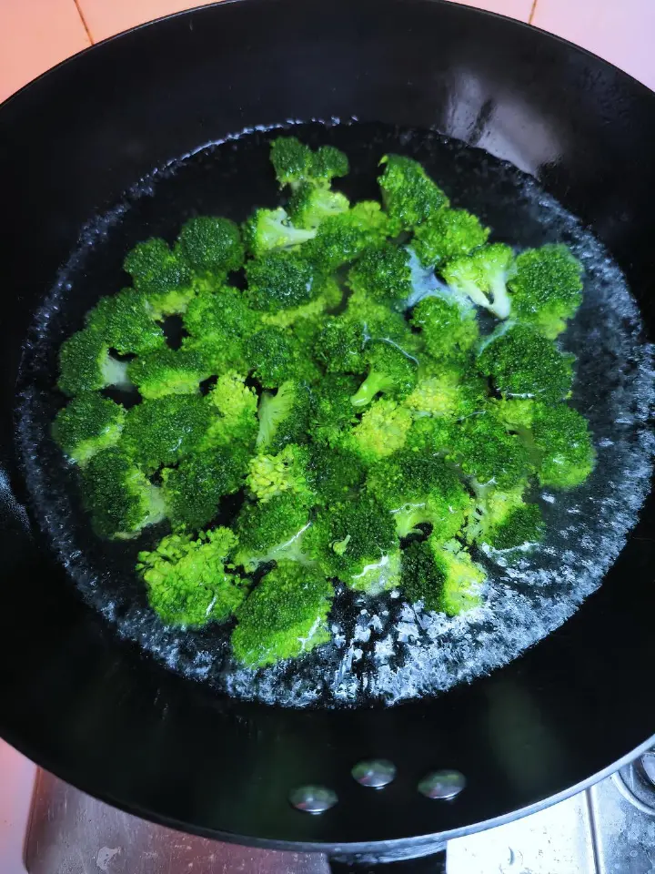 虾仁炒西兰花 第 7 步