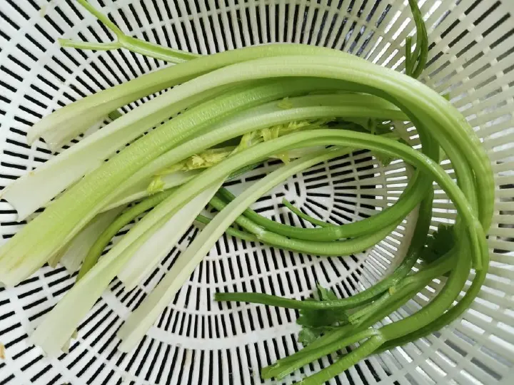 芹菜炒肉丝 第 2 步