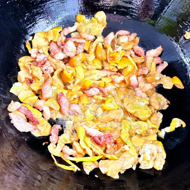 秋葵肉丝炒脆皮黄瓜 第 3 步