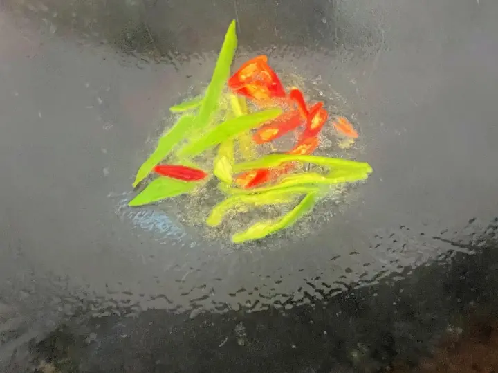 酸菜炒肉片 第 3 步