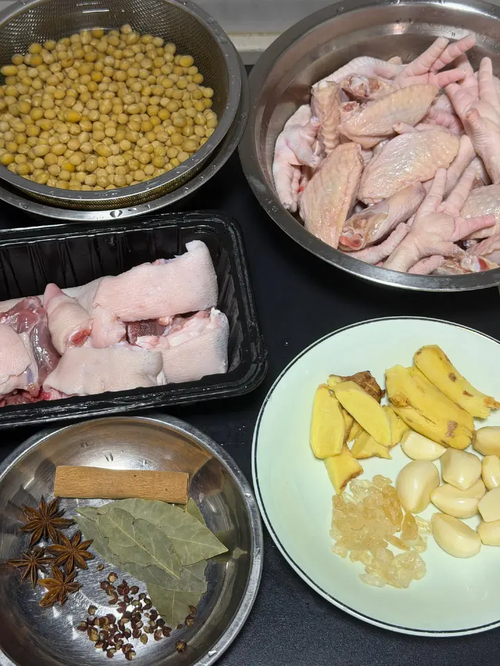 黄豆焖鸡爪猪蹄 第 1 步