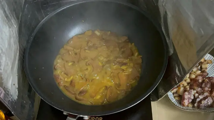 青椒牛肝菌炒腊肉 第 9 步