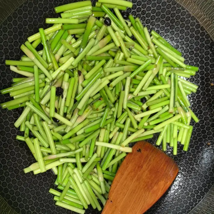 蒜苔炒鸡蛋 第 4 步