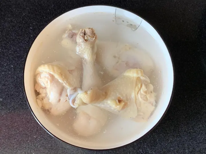 花椒葱油拌鸡腿 第 3 步
