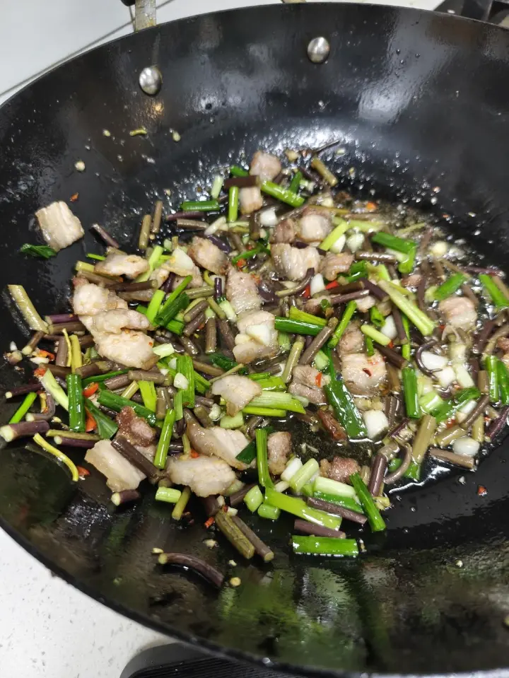 藠头蕨菜炒五花肉 第 6 步