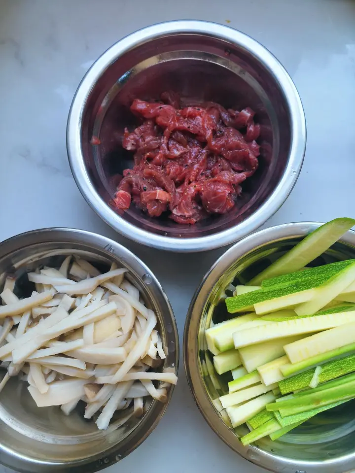 牛肉炒杏鲍菇西葫芦 第 9 步