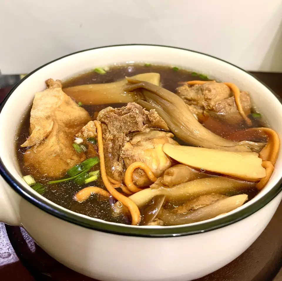 菌菇筒子骨汤成品图